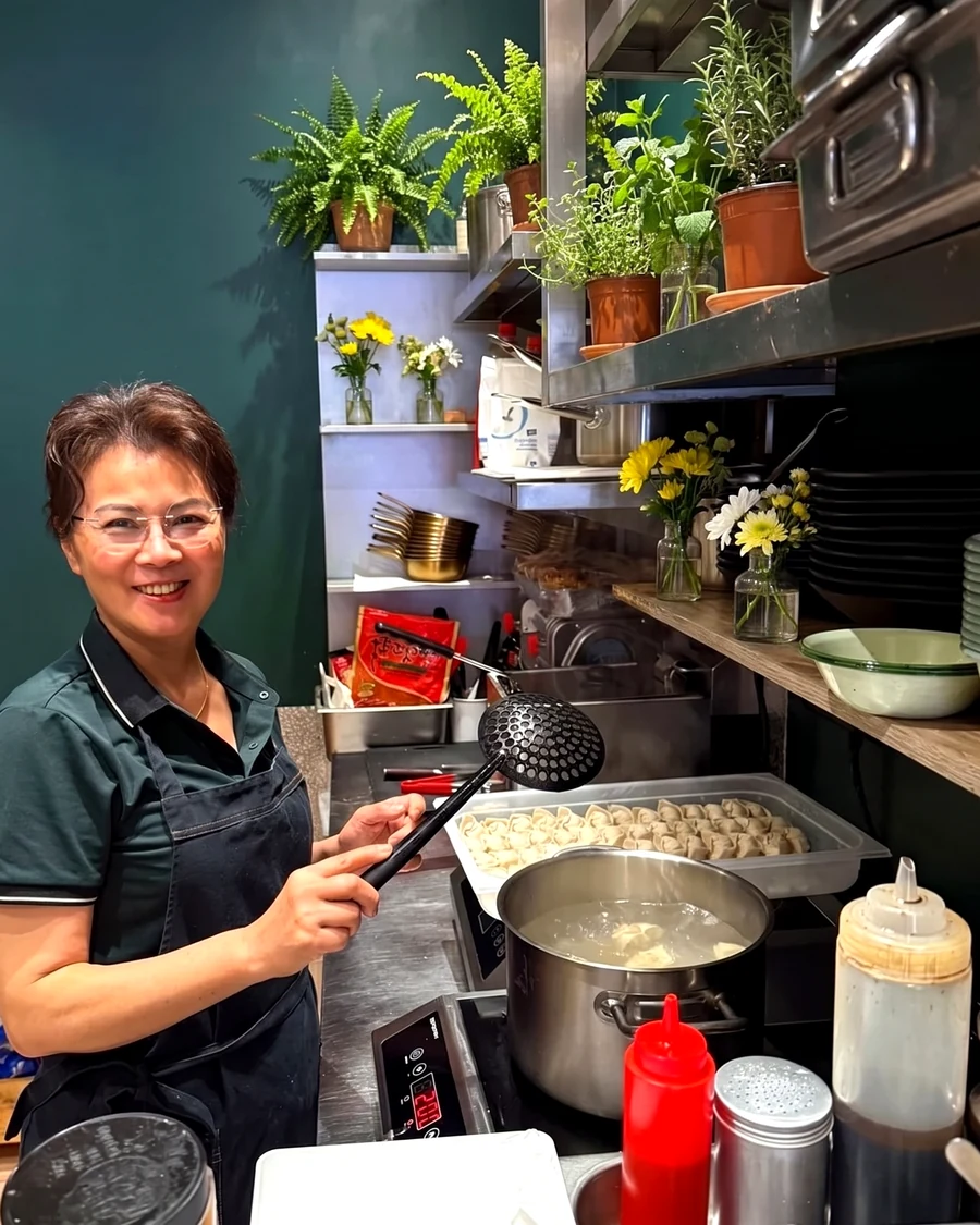Frau Wang, Inhaberin von Mr. Dumpling, faltet frische Dumplings in der offenen Küche