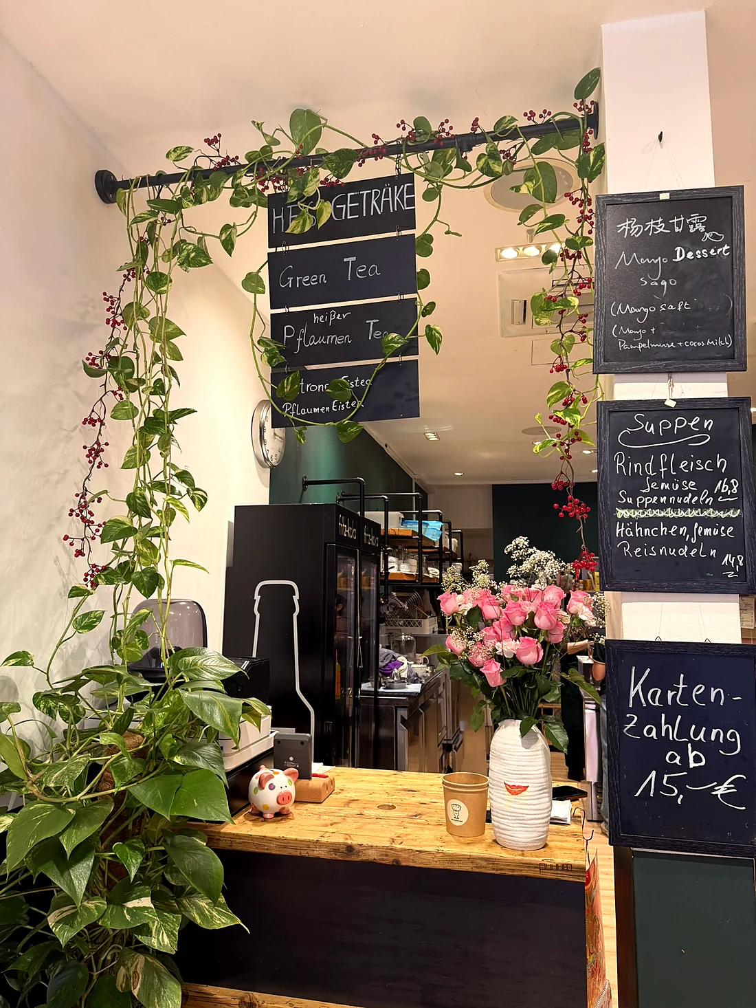 Bestelltresen mit Pflanzen, Blumen und Glücksbringern