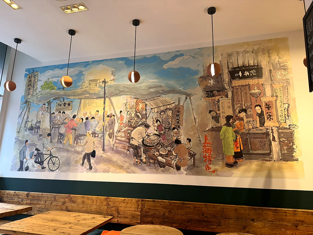 Handgemaltes Wandbild einer chinesischen Straßenszene