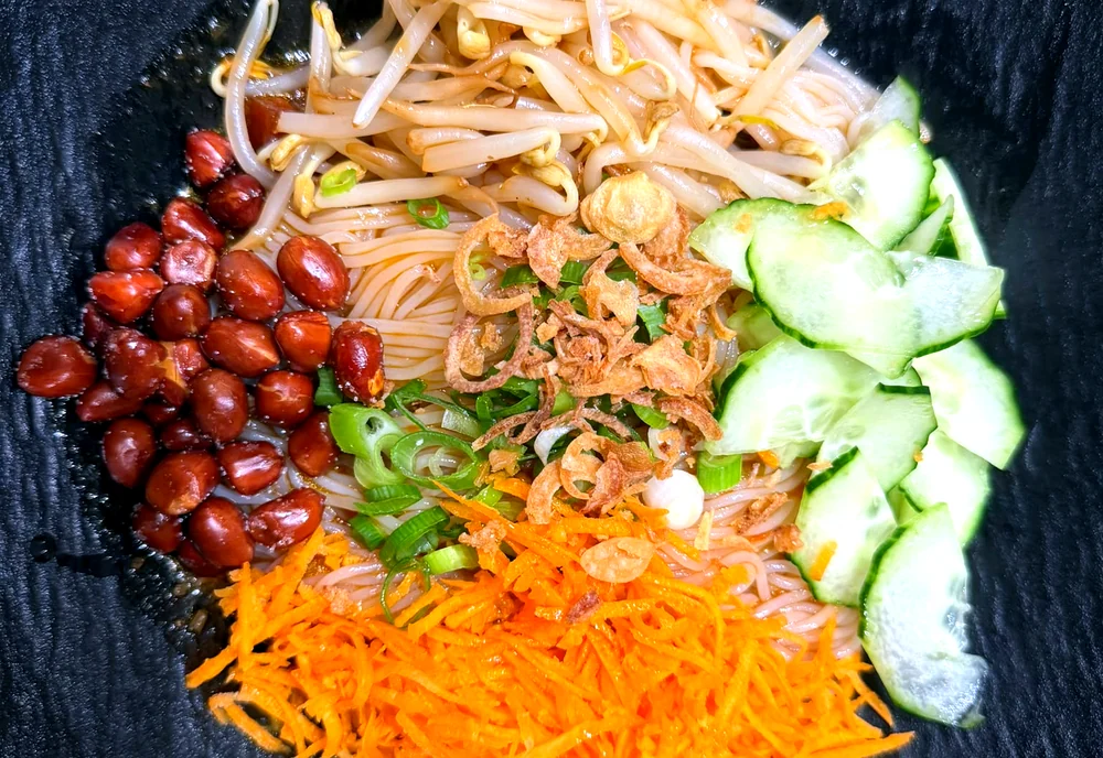 Frische Kaltnudeln mit Gemüse, Sprossen und Erdnüssen — vegan